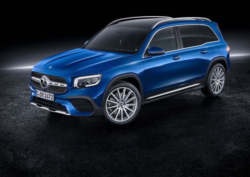 Mavi Mercedes-Benz GLB stüdyo ortamında ön gövde görünümü