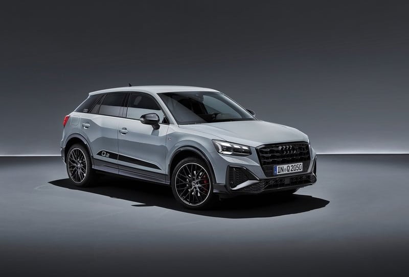 Audi Q2 stüdyo ortamında ön gövde ve Singleframe ızgara