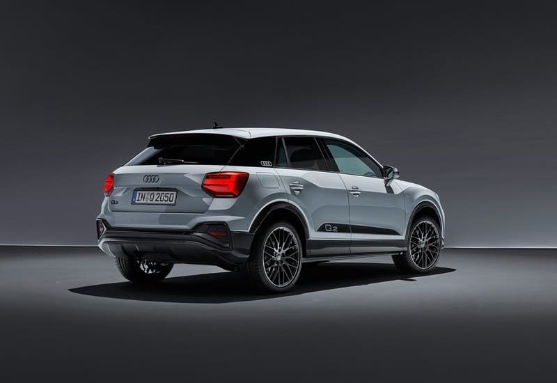 Audi Q2 stüdyo ortamında arka gövde ve stop lambaları