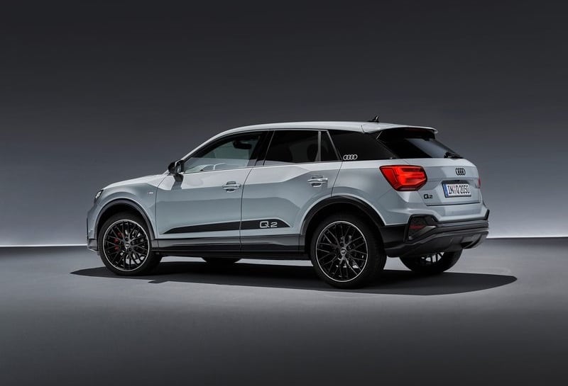 Audi Q2 stüdyo ortamında arka yan gövde görünümü