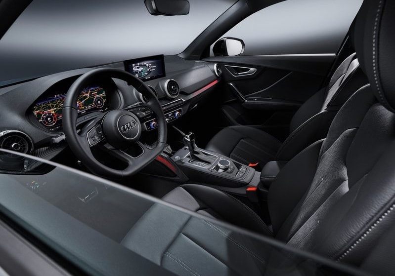 Audi Q2 iç mekanda dijital gösterge ekranı direksiyon ve orta konsol