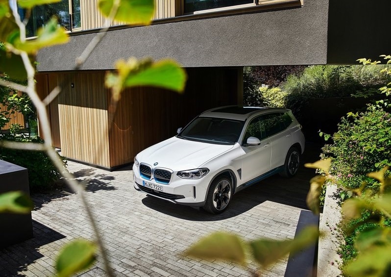 BMW iX3 elektrikli SUV ön ve yan görünüm