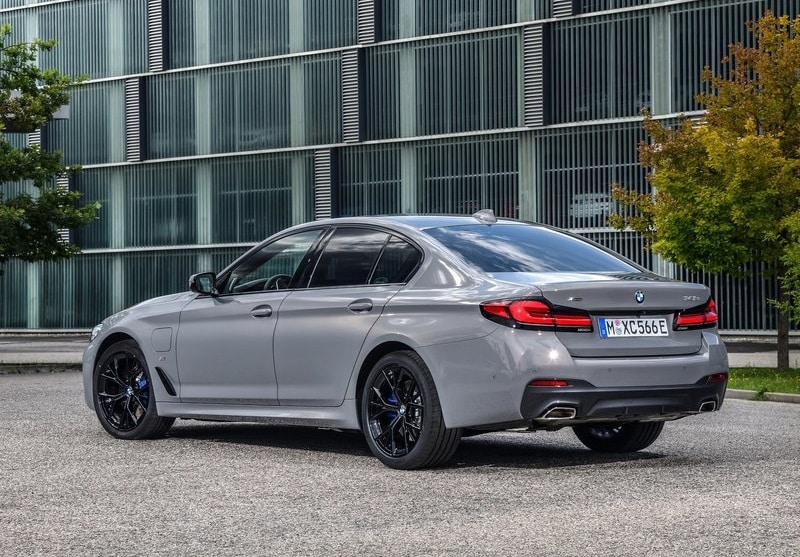 BMW 545e sedan dış tasarım görünümü