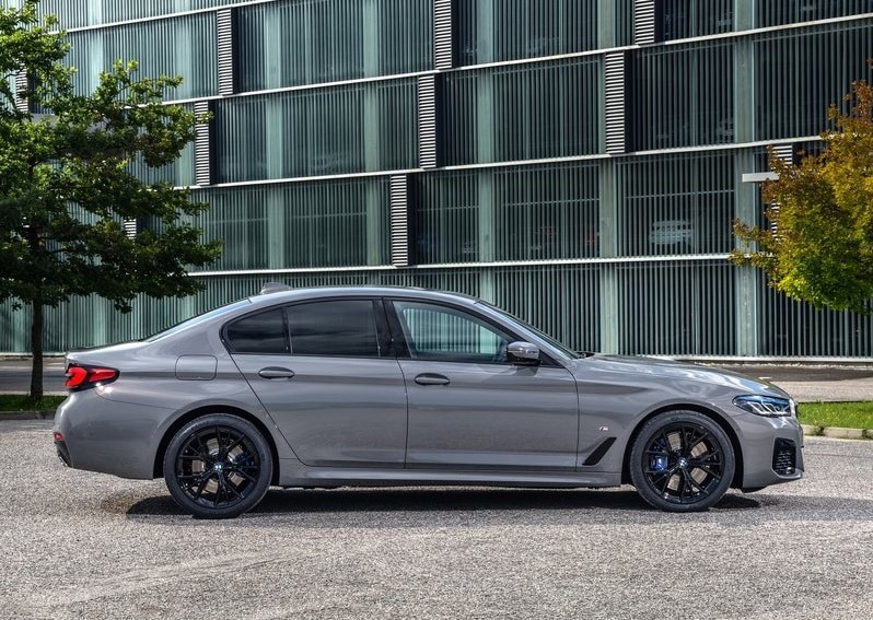 BMW 5 Serisi plug in hibrit sedan görünümü