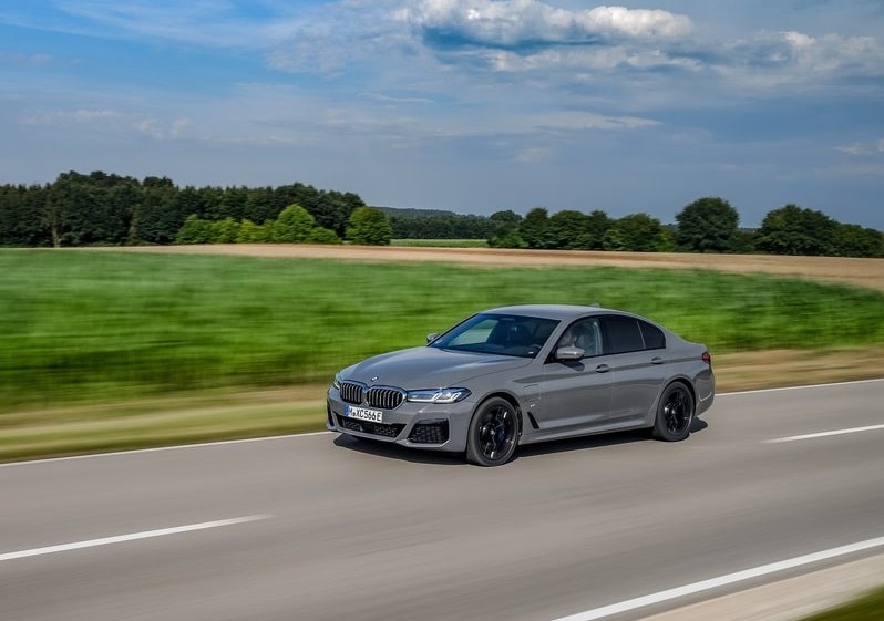 BMW 5 Serisi 545e yan görünümü