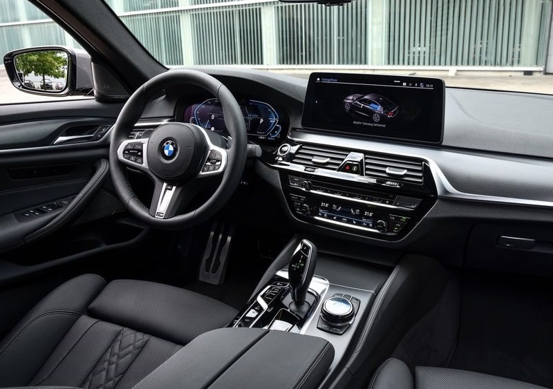 BMW 545e sedan gövde görünümü