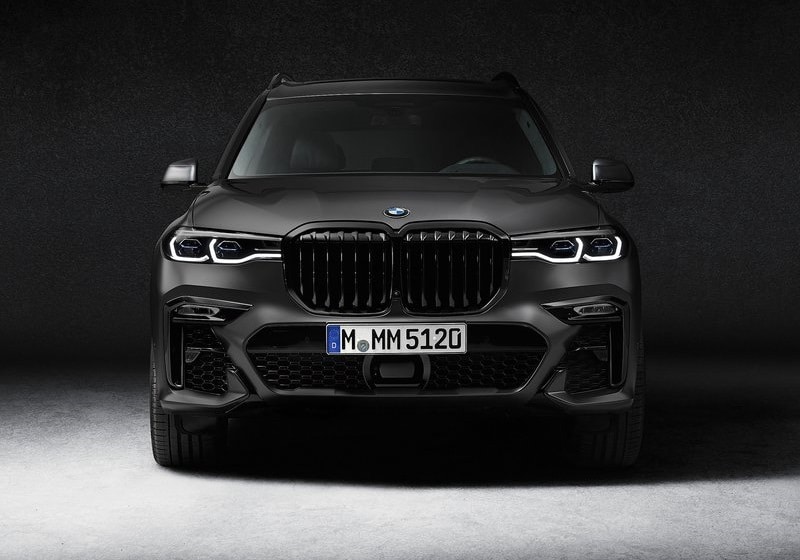 2021 BMW X7 Dark Shadow Edition ön üç çeyrek görünüm