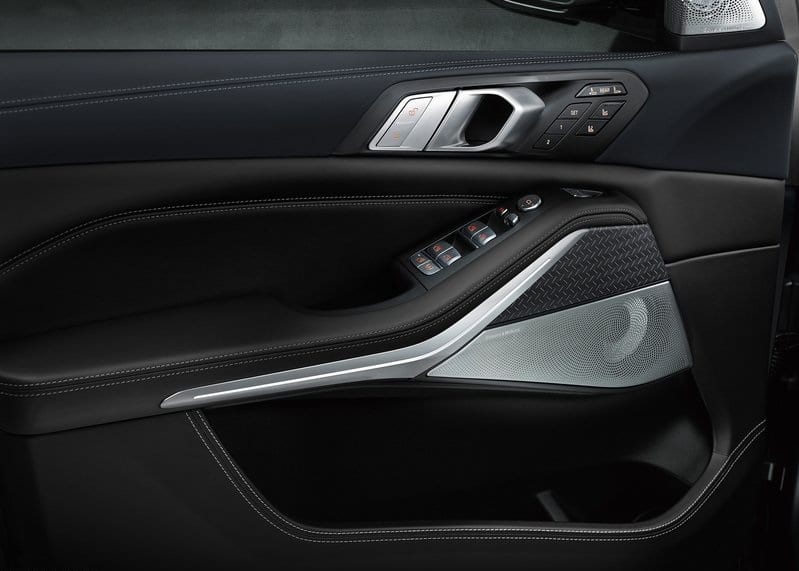 BMW X7 Dark Shadow Edition iç mekan detayları