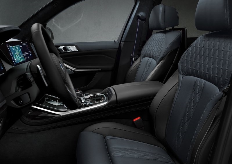 BMW X7 Dark Shadow Edition arka koltuk alanı