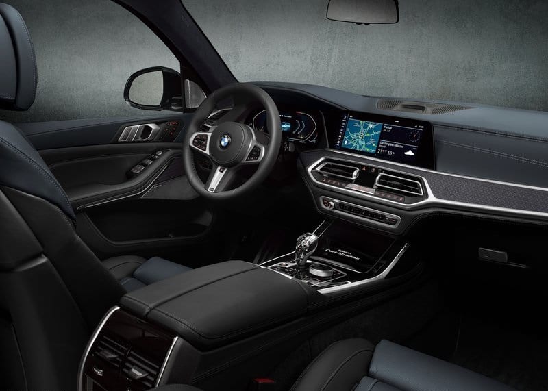 BMW X7 Dark Shadow Edition jant detayı