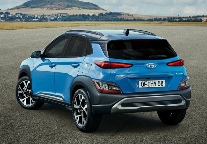 Mavi Hyundai Kona arka görünümü
