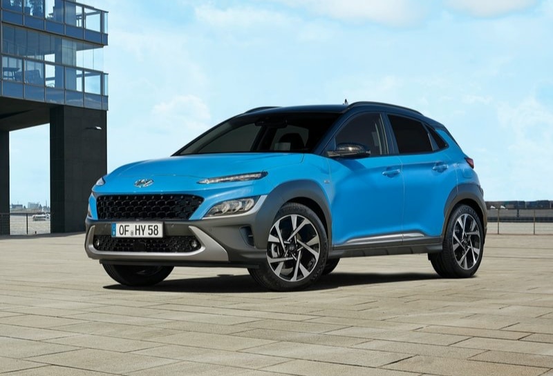 Mavi Hyundai Kona ön üç çeyrek görünümü