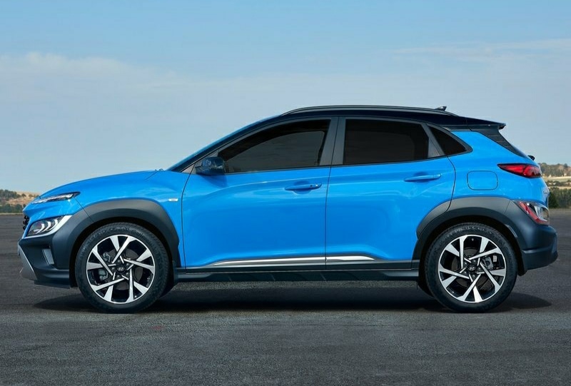 Mavi Hyundai Kona yan görünümü