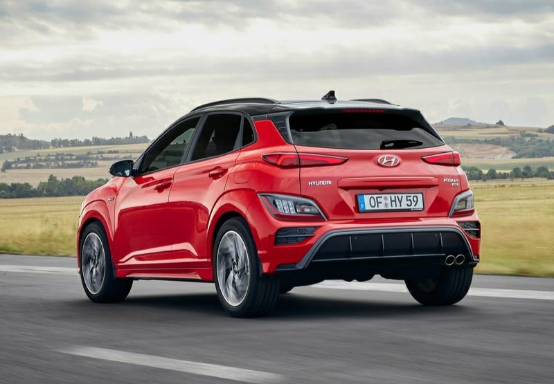 Kırmızı Hyundai Kona N Line arka üç çeyrek görünümü