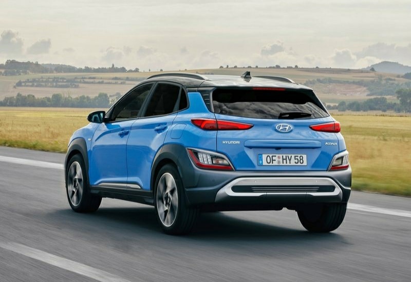 Mavi Hyundai Kona arka üç çeyrek görünümü