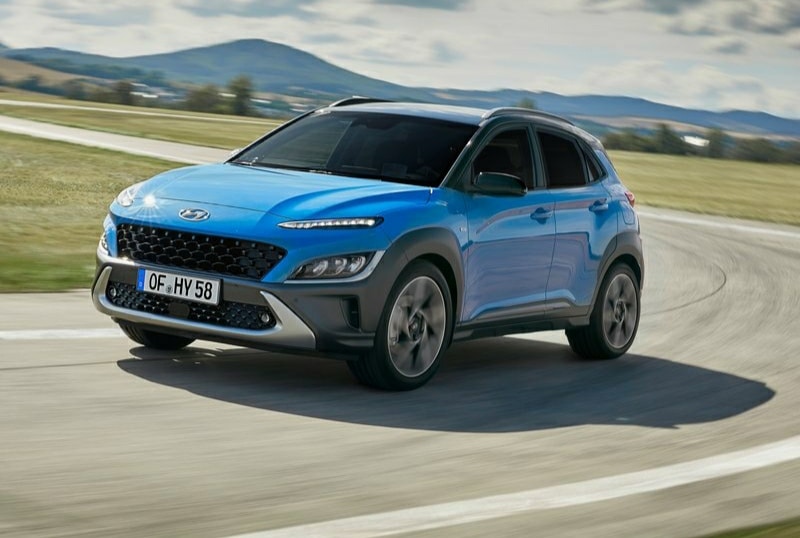 Mavi Hyundai Kona hareket halinde ön görünümü