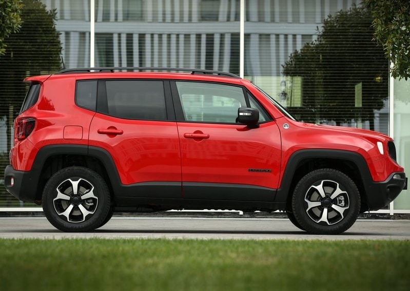 Kırmızı Jeep Renegade yandan gövde görünümü