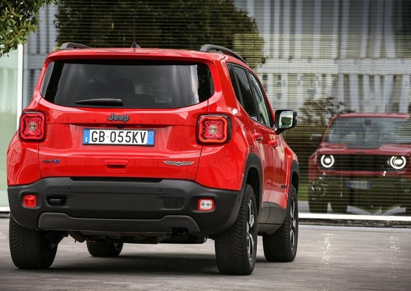 Kırmızı Jeep Renegade arka görünümü ve 4xe rozeti