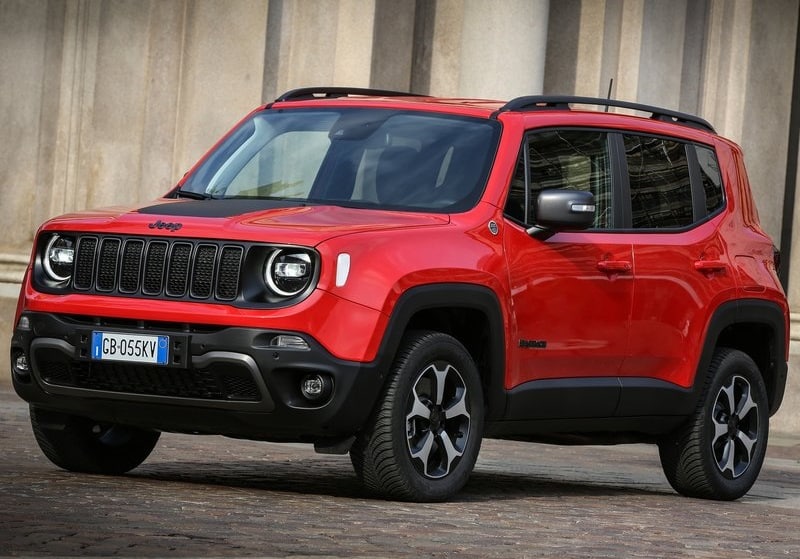 Kırmızı Jeep Renegade ön ve yan gövde görünümü