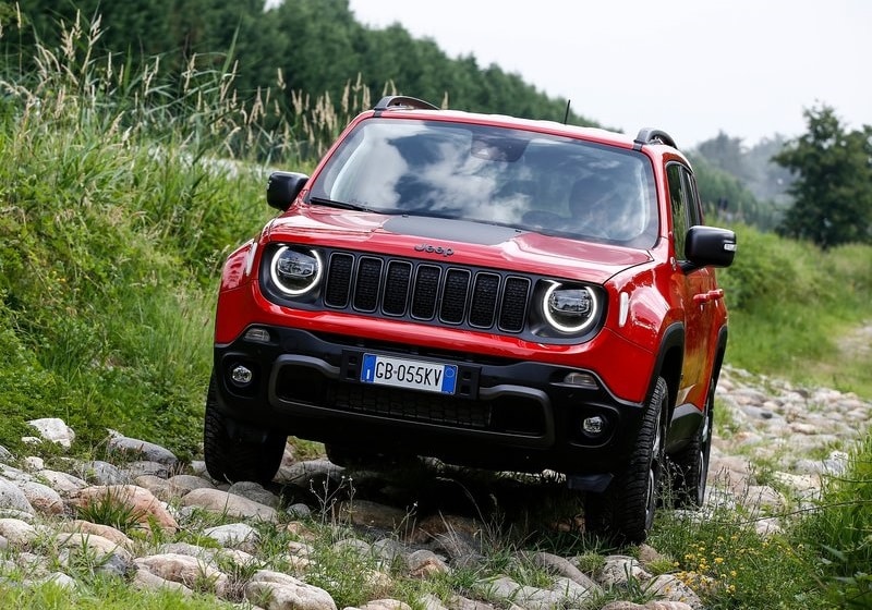 Kırmızı Jeep Renegade taşlı zeminde ön görünüm