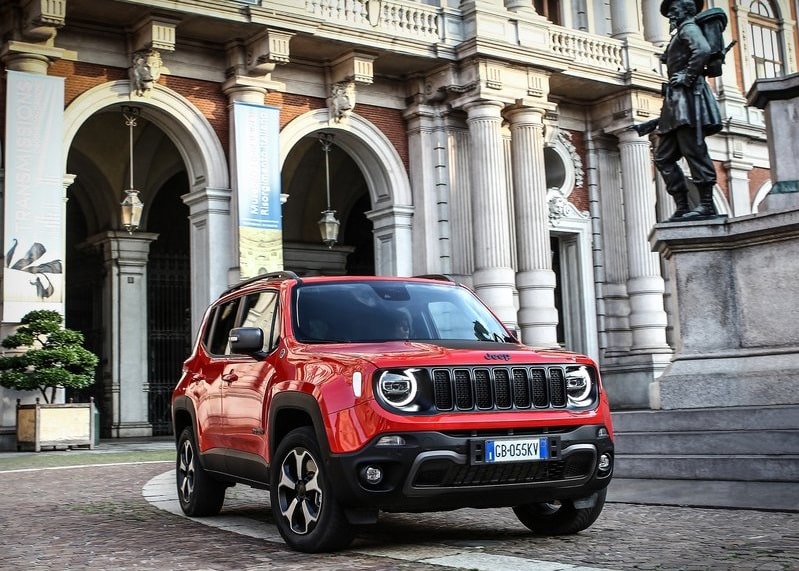 Kırmızı Jeep Renegade şehir ortamında ön gövde görünümü