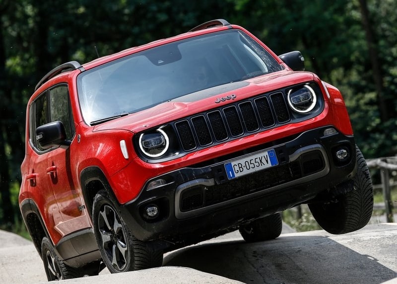Kırmızı Jeep Renegade arazi parkurunda gövde salınımı