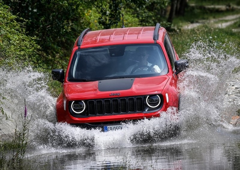 Kırmızı Jeep Renegade su geçişinde ön görünüm
