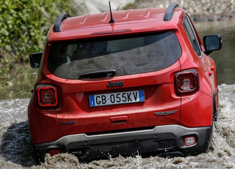 Kırmızı Jeep Renegade su geçişinde arka görünüm