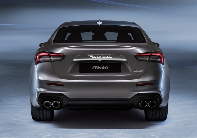 Maserati Ghibli Hybrid yan profil ve ön bölüm