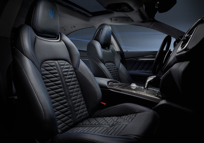 Maserati Ghibli Hybrid kabin ve ön koltuk görünümü