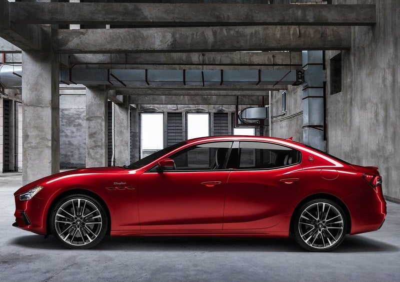 Maserati Ghibli Trofeo yan profil