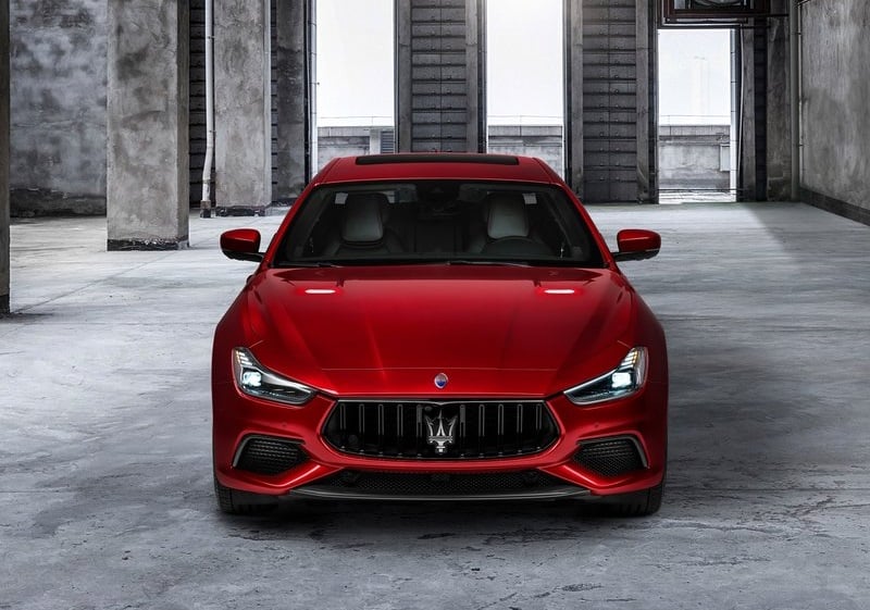 2021 Maserati Ghibli Trofeo ön üç çeyrek görünümü