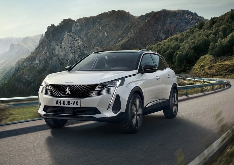 Beyaz Peugeot 3008 dağ yolunda ön bölüm görünümü