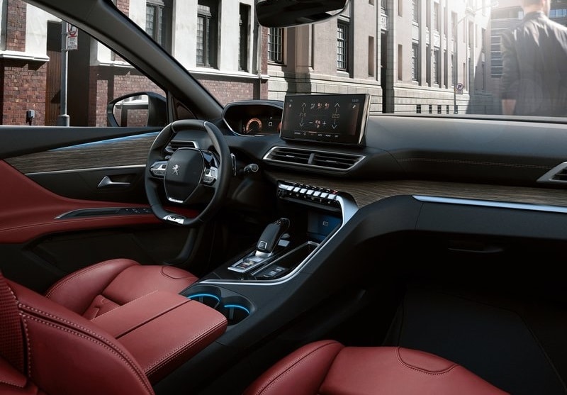 Kırmızı koltuklu Peugeot 3008 kokpiti ve merkezi ekran