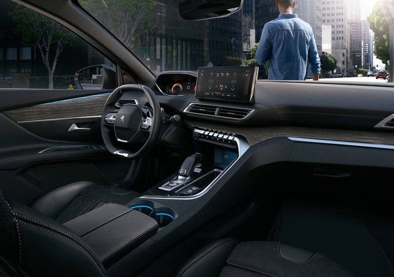 Siyah koltuklu Peugeot 3008 kokpiti ve merkezi ekran