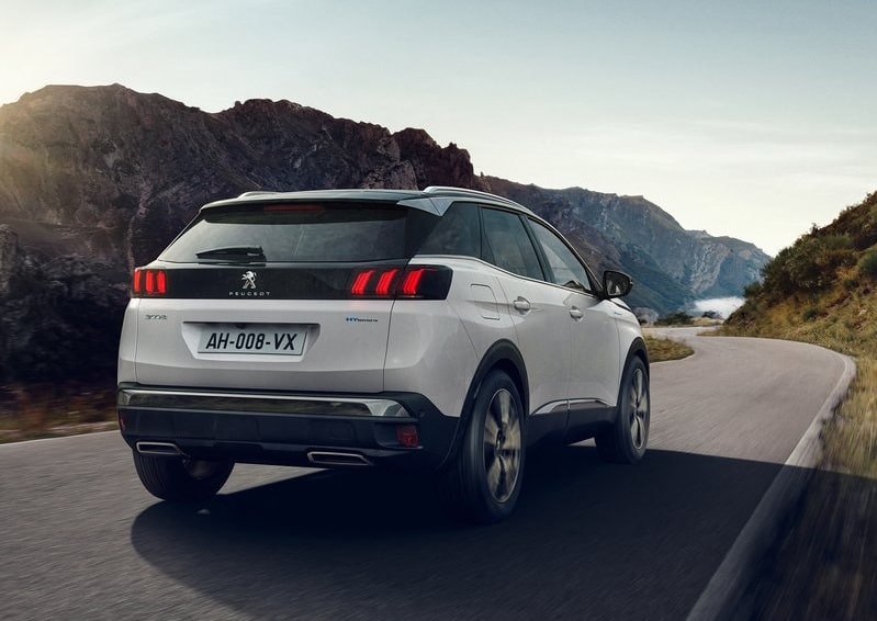 Beyaz Peugeot 3008 dağ yolunda arka bölüm görünümü