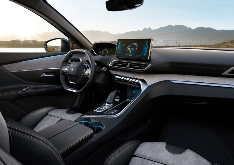 Açık renk koltuklu Peugeot 3008 kokpiti ve dijital ekranlar