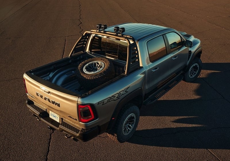Ram 1500 TRX geniş çamurluklu dış tasarımı