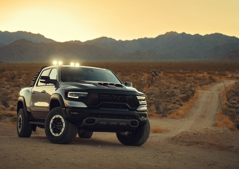 Ram TRX 35 inç arazi lastikleri ve gövde görünümü