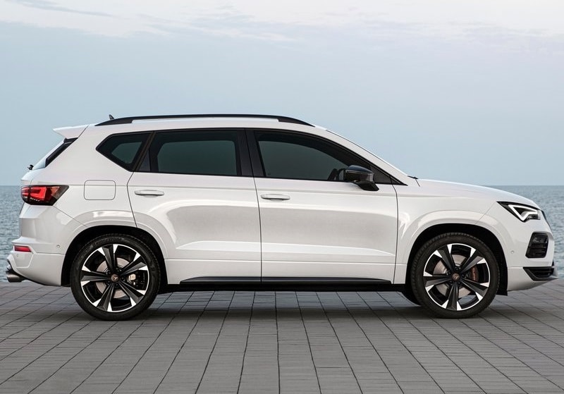 Beyaz CUPRA Ateca yan profil görünümü