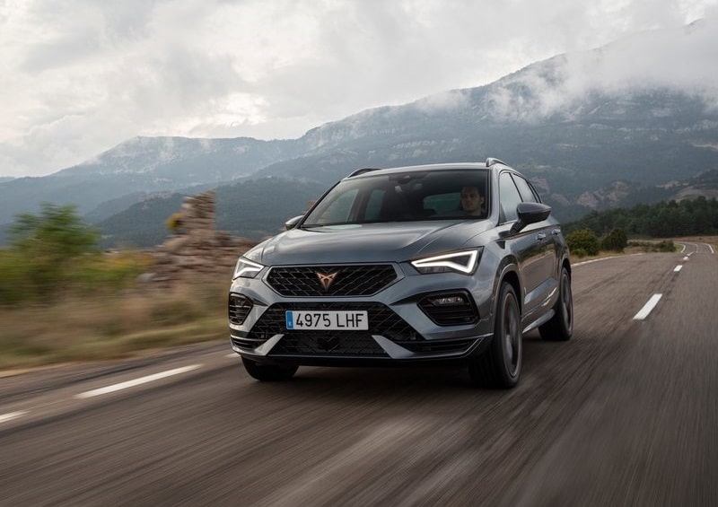 CUPRA Ateca yolda ön görünümü