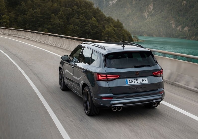 CUPRA Ateca yolda arka görünümü