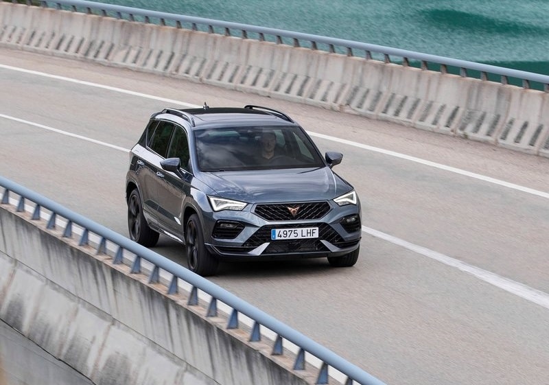 CUPRA Ateca köprü üzerinde ön görünümü