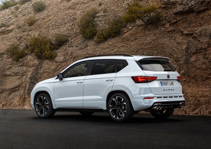 Beyaz CUPRA Ateca arka üç çeyrek görünümü