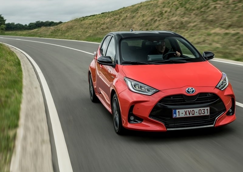 Toyota Yaris Fiyat Listesi için kırmızı Toyota Yaris ön üç çeyrek görünümü