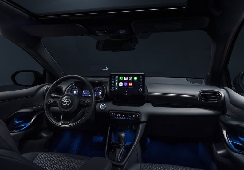 Toyota Yaris kabininde direksiyon gösterge ve multimedya ekranı