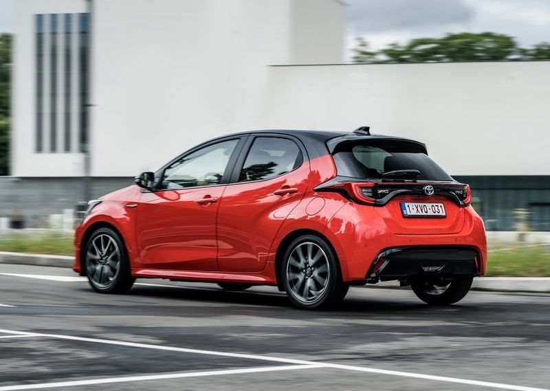 Kırmızı Toyota Yaris arka üç çeyrek hareket görünümü