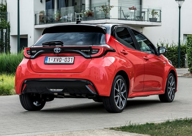 Toyota Yaris arka bölüm ve hibrit amblemi görünümü