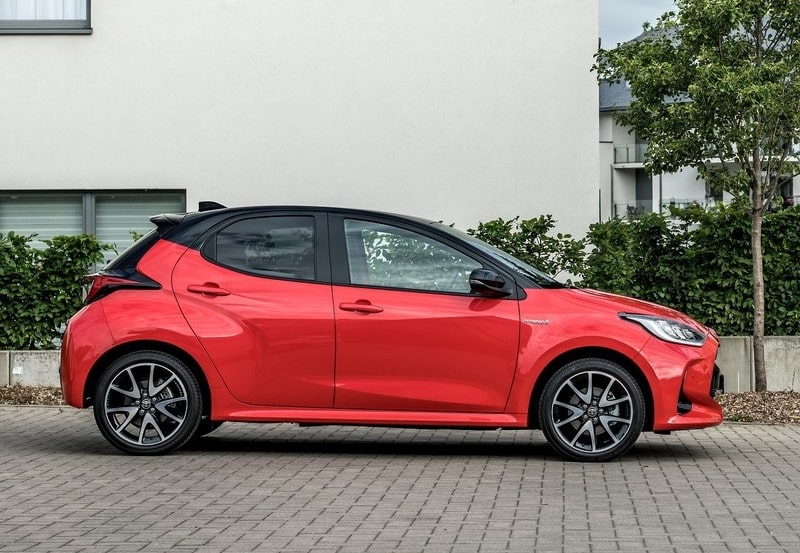 Kırmızı Toyota Yaris tam yan profil görünümü