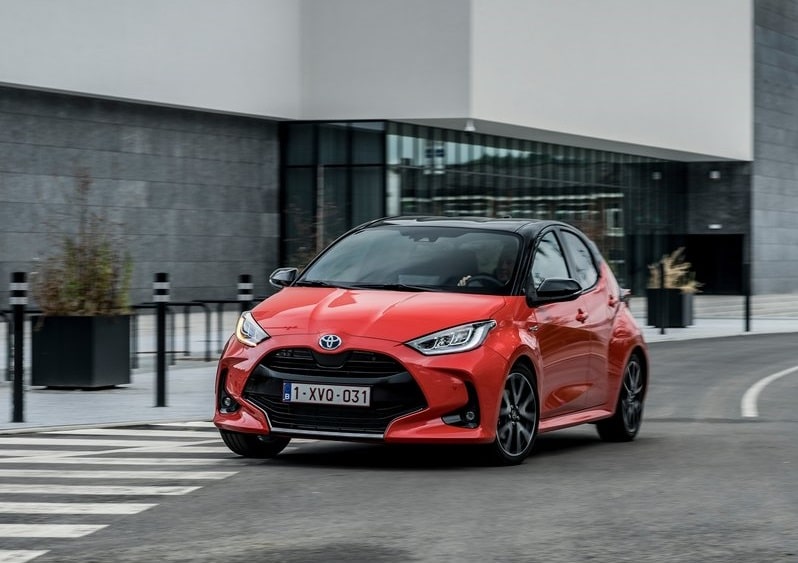 Toyota Yaris kent ortamında ön üç çeyrek sürüş görünümü